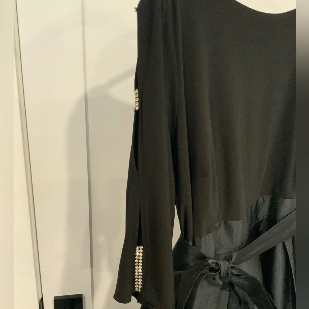 Adrianna Papell: Elegant Black Dress Midi Dress - Picture 5 of 8